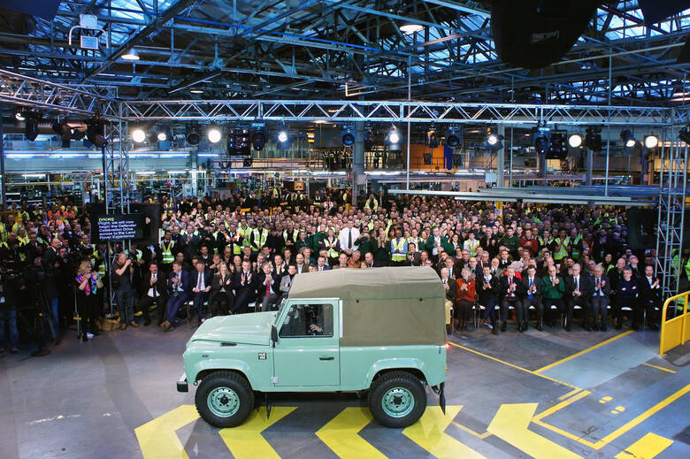 Land Rover Defender Ostatni egzemplarz kultowej terenówki zjechał z linii montażowej fabryki w Solihull 29 stycznia 2016 roku.  W uroczystym pożegnaniu