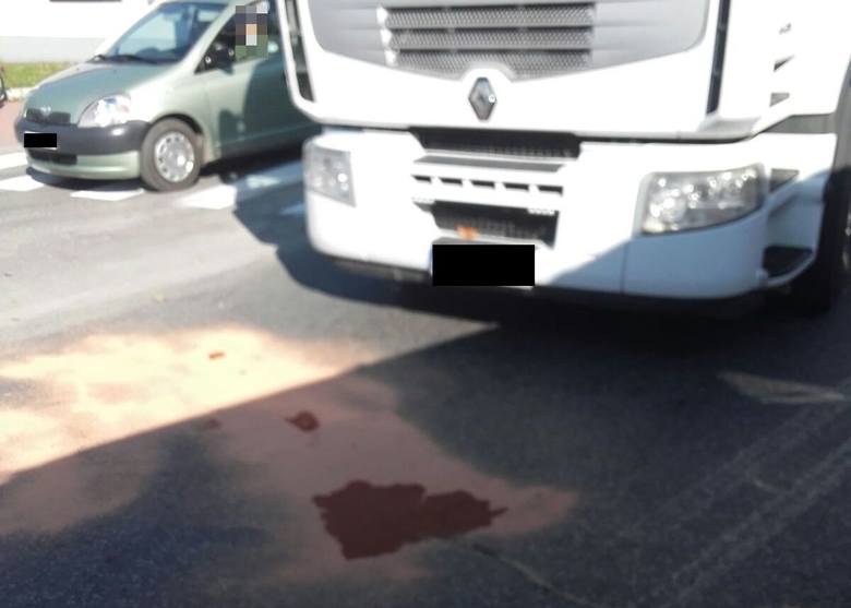 Dwie osoby potrącone przez tira na skrzyżowaniu we Włoszczowie