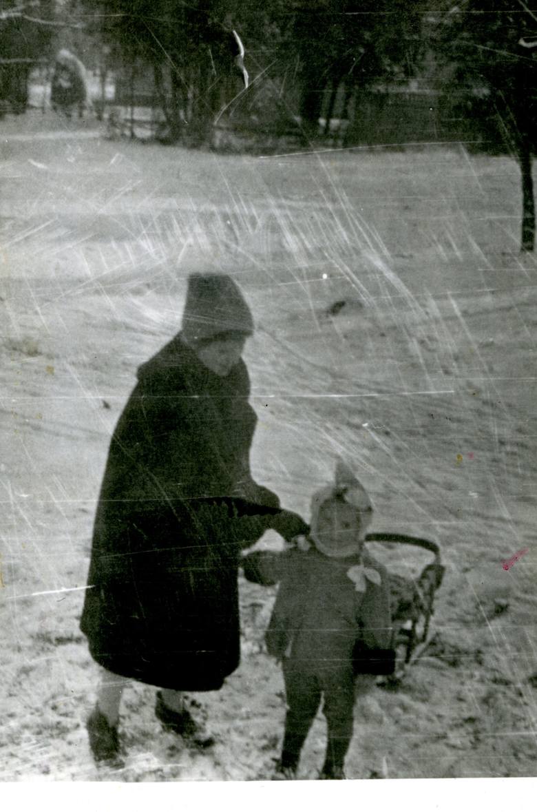 1959 r. mała Jadwiga z mamą Władysławą szaleją na sankach w parku Słowiańskim.