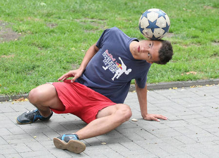 We freestylingu piłką można żonglować nawet na siedząco lub leżąco.