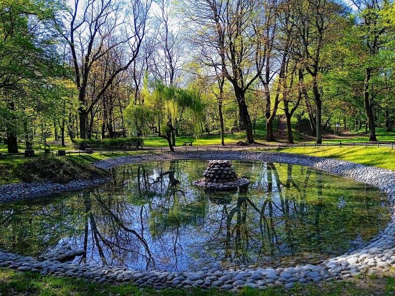 Park Miejski w Tarnowskich Górach zachwyca swoimi atrakcjami, które są obecne od momentu jego założenia. Odnajdziemy tu między innymi odnowiony staw