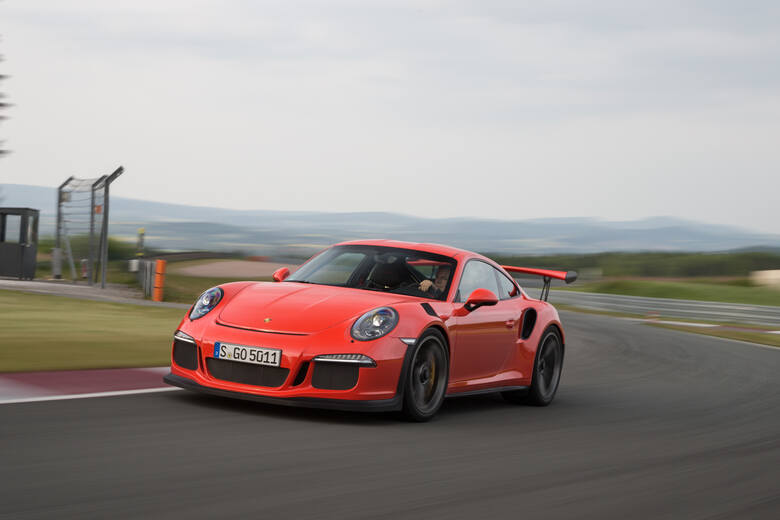 Mimo wielu „stróżów” Porsche 911 GT3 RS nie jest zimną i beznamiętną bestią. Moment obrotowy jest dostatecznie wysoki, aby przeskoczyć nad barierami