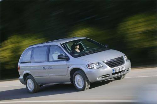 Fot. Chrysler: Chrysler Voyager to prekursor klasy vanów i wciąż sprzedaje się znakomicie. Standardowo oferowany jest w wersji 7-osobowej.