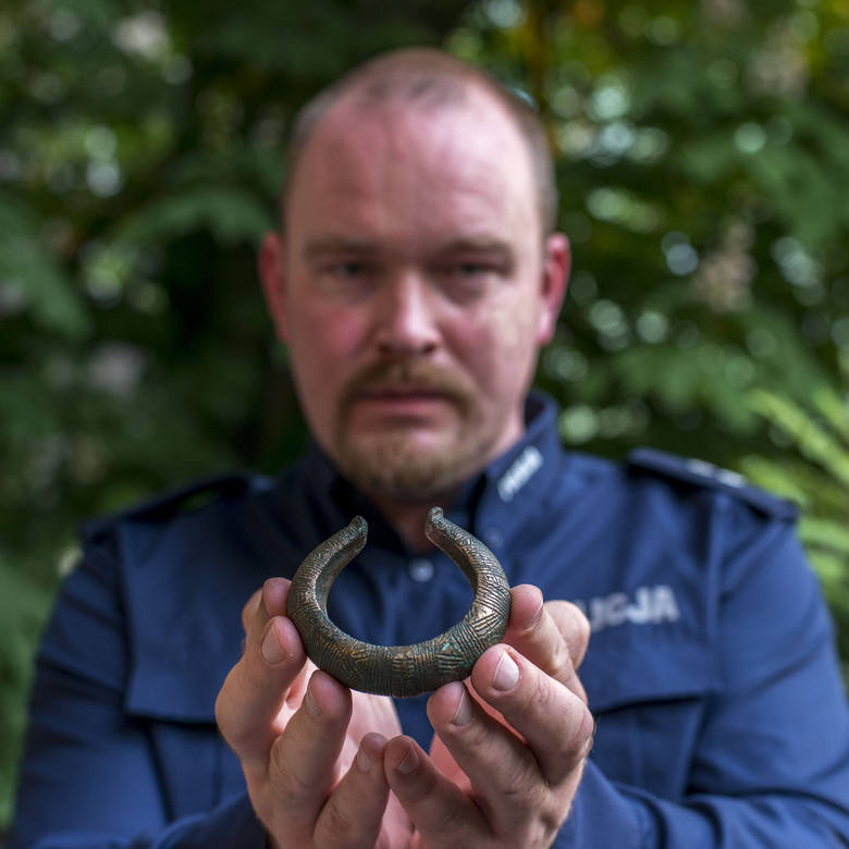 - To bransoleta sprzed 3,5 tys. lat - mówi o przedmiocie znalezionym przez gorzowianina Marek Łuczak z zachodniopomorskiej policji