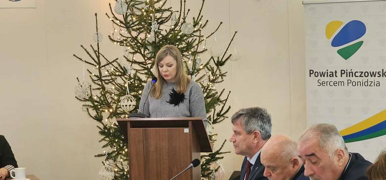 Skarbnik Powiatu Pińczowskiego Anita Głuszek przedstawiła najważniejsze założenia budżetu powiatu na 2024 rok.