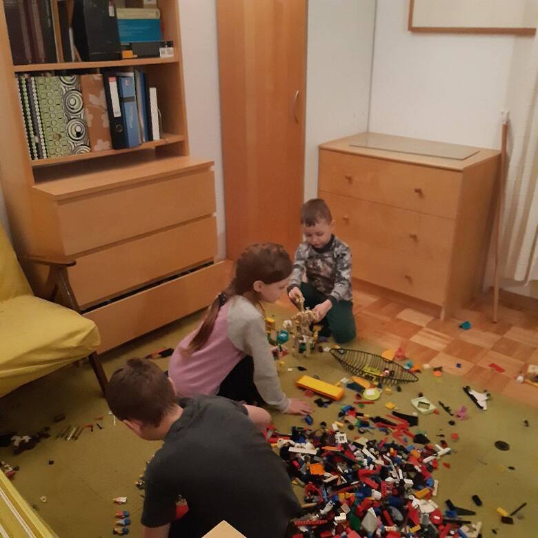 W domu Dorota Słowińskiej schronienie znalazła sześcioosobowa rodzina z czwórką dzieci w wieku 4, 6, 10 i 12 lat. 