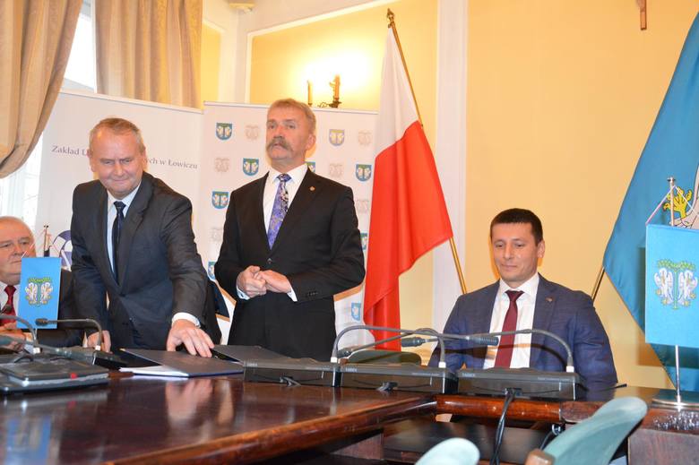 Burmistrz Łowicza podpisał umowę na ponad 74,5 mln zł [Zdjęcia]