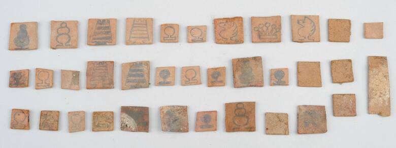 Figury obozowych szachów znalezione podczas prac w bloku 8 byłego niemieckiego nazistowskiego obozu koncentracyjnego i zagłady Auschwitz-Birkenau