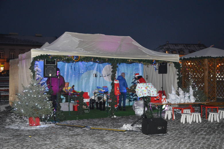 Kiermasz bożonarodzeniowy na Nowym Rynku w Łowiczu [ZDJĘCIA]
