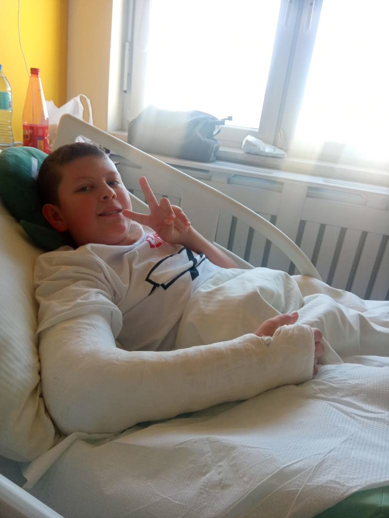 12-letni Damian ma wieloodłamowe złamanie kości ramiennej w prawej ręce. Na powrót do pełnej sprawności będzie musiał długo poczekać