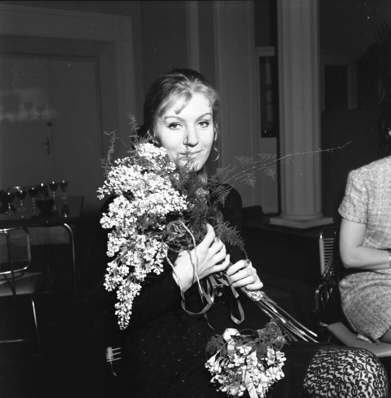 Anna German z kwiatami