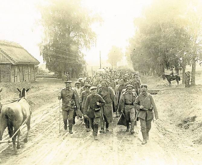 Rosyjscy jeńcy wzięci do niewoli w bitwie pod Gorlicami w 1915 r.