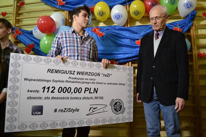 Remigiusz Wierzgoń, popularny w internecie ReZigiusz przekazał szpitalowi czek na 112 tysięcy złotych
