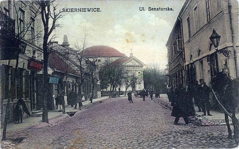 Lata 1900-1910, początek ulicy Senatorskiej. Widoczne szyldy apteki i fotografa. 