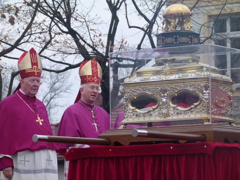 Adoracja relikwii św. Wiktorii w Łowiczu (Zdjęcia)