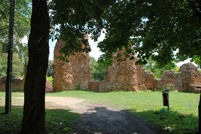 Malownicze ruiny zamku w Raciążku Kościół Wszystkich Świętych i św. Hieronima w Raciążku.