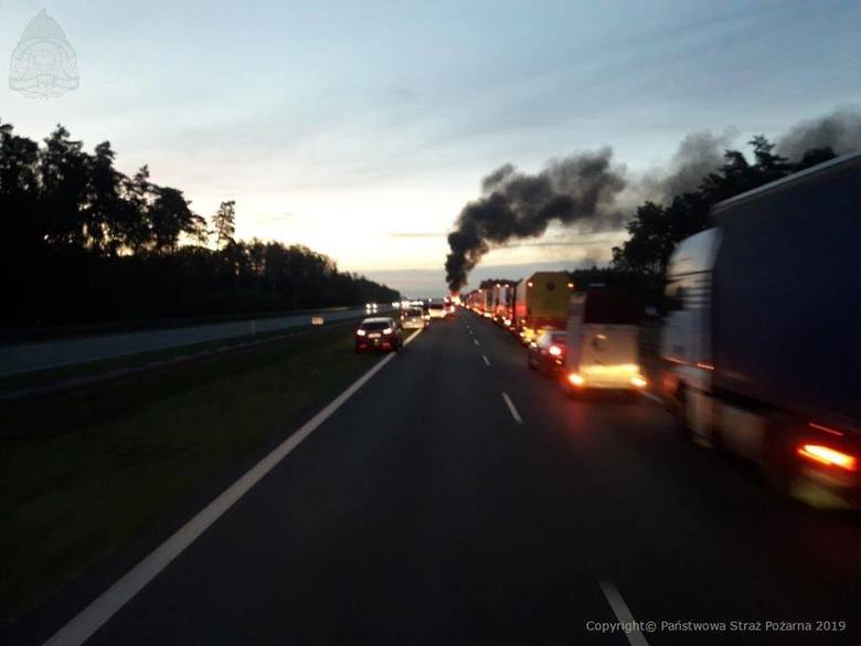 Pożar naczepy na autostradzie w miejscowości Wólka Łasiecka 