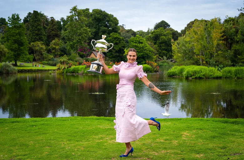 Fantastyczna sesja zdjęciowa Aryny Sabalenki w Królewskich Wiktoriańskich Ogrodach Botanicznych w Melbourne
