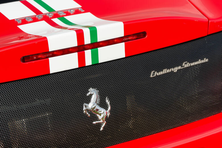 FerrariFascynująca marka, ale dość prosta historia. Enzo Ferrari założył swoją firmę dość późno, bo w 1947 roku. Ale jak się okazało znalazło się miejsce