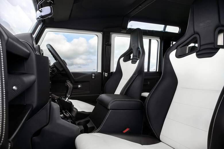 W oferciebędą wersje nadwozia 90 oraz 110 Station Wagon, jak również 110 w wersji pick-up z podwójną kabiną – po raz pierwszy w modelu Trophy. W liczącej