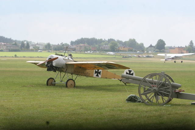 Pojedynek lotników (dogfight) z czasów I wojny światowej i inne niesamowite pokazy na Dniach Aeroklubu w Rybniku