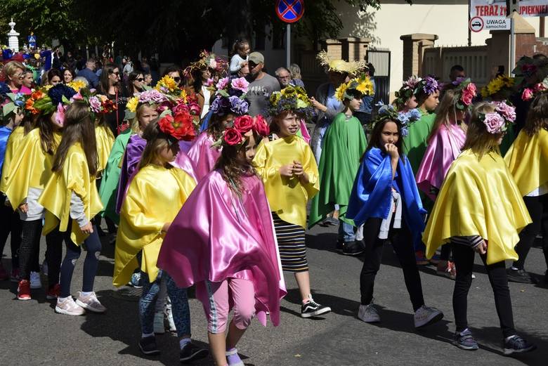 Tradycyjną paradą, pełną barw i pięknych strojów rozpoczęło się Skierniewickie Święto Kwiatów 2019. Korowód ruszył z ul. Rybickiego, a następnie ulicami miasta dotarł do rynku. Było na co popatrzeć.