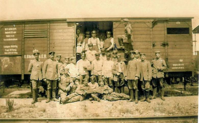 1916 rok, Józef Zapatka w armii pruskiej. Stoi po prawej, obok drzwi wagonu