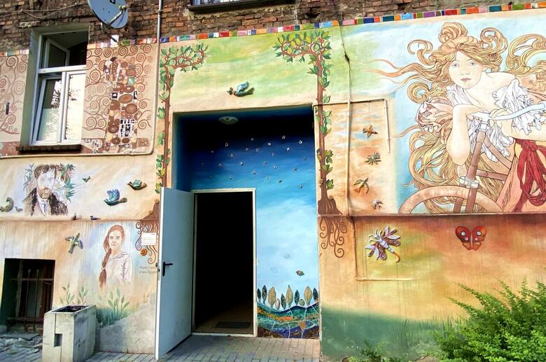 Autorami kolorowych murali są mieszkańcy Nadodrza oraz lokalni artyści. W przyszłości planowana jest rewitalizacja kolejnego podwórka.