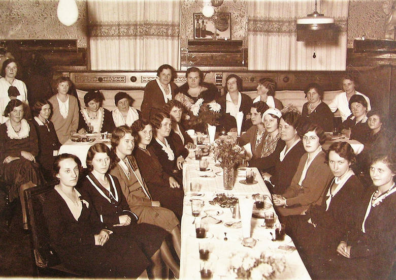 Grudziądz 1932 r. Sokole pożegnanie mojej mamy (na zdjęciu w środku), która przeprowadzała się do Torunia