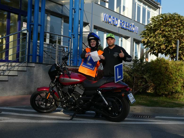 Kursantka Magdalena Florczyk i instruktor Łukasz Szura, tuż po zdanym egzaminie na prawo jazdy. Stoją przy Harley - Davidson Street 750, motorze pani Magdaleny.