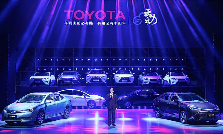 Toyota zaprezentowała na targach w Pekinie dwie nowe hybrydy plug-in. Są to ładowane z gniazdka wersje popularnych modeli Corolla Hybrid i Levin Hybrid.