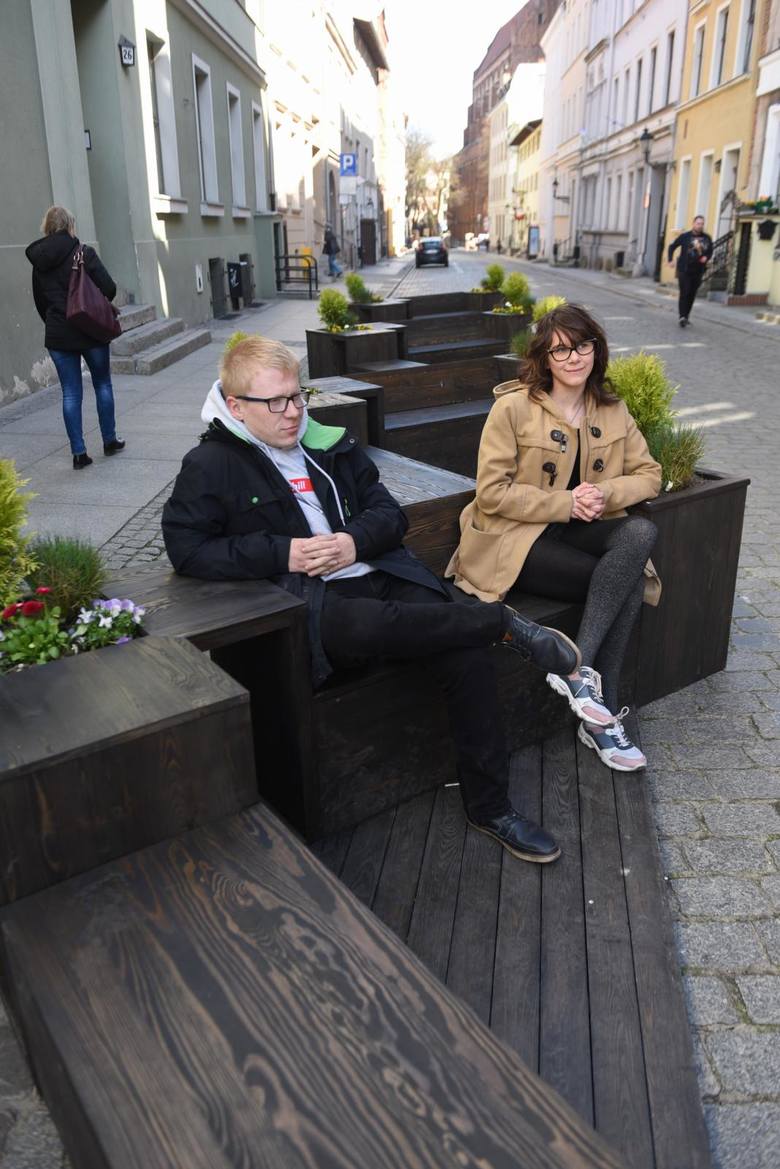 Nowe miejskie meble pojawiają się na starówce w Toruniu. Po zimie wyrastają też komercyjne letnie ogródki, których w tym sezonie może być około 30. 