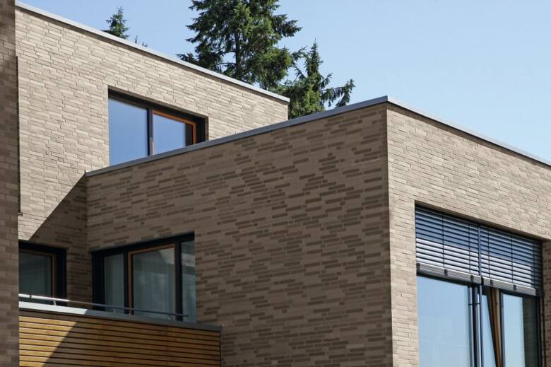Zastosowanie cegieł o wydłużonym formacie pozwala zmienić kompozycję bryły domu. Dzięki takiemu kształtowi klinkieru fasada wydaje się optycznie smu