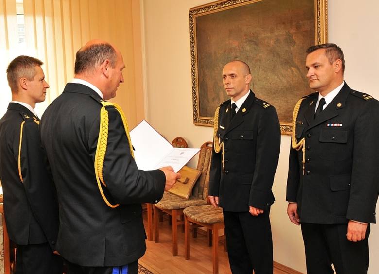 Młodszy brygadier Rafał Garbarz (z prawej) w tym tygodniu został powołany na stanowisko zastępcy komendanta powiatowego Państwowej Straży Pożarnej w Łowiczu