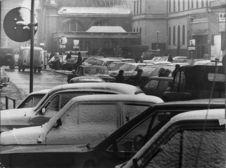 Atak zimy w listopadzie. 30.11.1983 roku. Katowice, ulica Dworcowa.