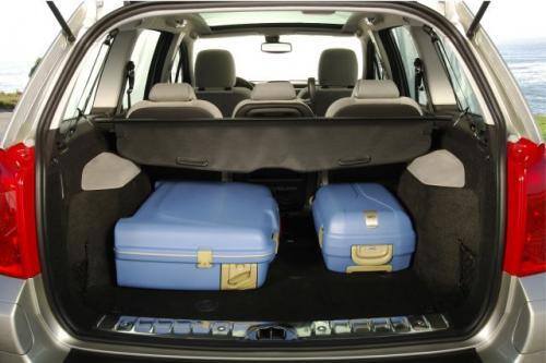 Fot. Peugeot: W bagażniku o pojemności 503 dm3 bez problemu pomieścimy wakacyjne bagaże.