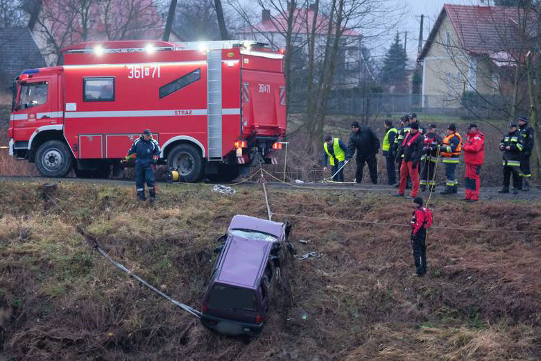 Wypadek mercedesa na ul. Krakowskiej w Rzeszowie. 20-latek miał zakaz jazdy autem. Wypił, pojechał, zginął kolega