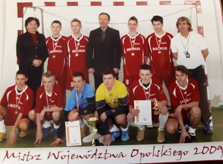 Mistrzowie Województwa Opolskiego 2009, w dolnym rzędzie drugi od lewej Jan Grzesik, drugi od prawej Adam Deja.