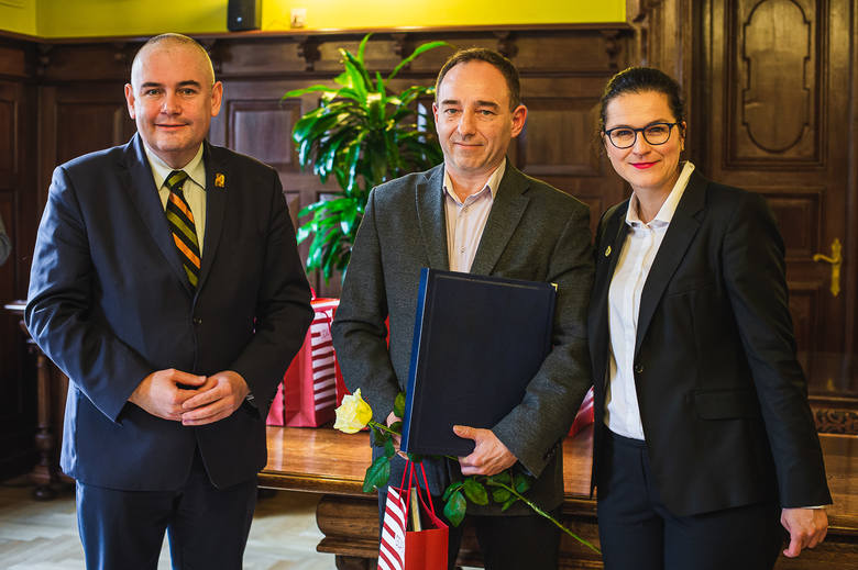 Laureat nagrody głównej dr n. med. Maciej Niedźwiecki (w środku) z prezydent Aleksandrą Dulkiewicz oraz wiceprezydentem Piotrem Kowalczukiem