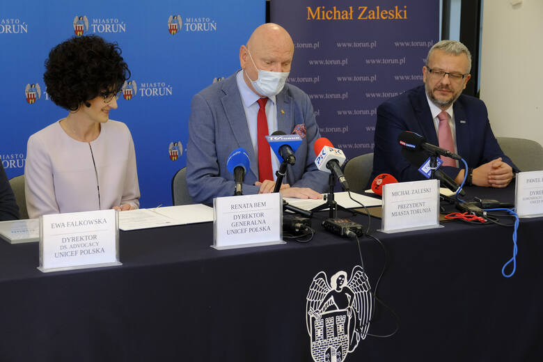 Umowę programu "Miasto Przyjazne Dzieciom" podpisali Michał Zaleski, prezydent Torunia i Renata Bem, dyrektor generalna UNICEF Polska