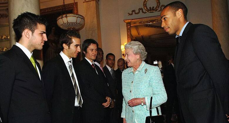 Anudiencja u królowej Wielkiej Brytanii Elżbiety II w Pałacu Buckingham mistrzów Anglii 2007 piłkarzy Arsenalu Londyn - z prawej Thierry Henry; od lewej