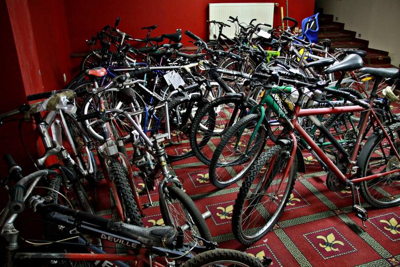Jak można zgubić aż tyle rowerów? Możliwe, że wiele z nich zostało skradzionych i potem porzuconych przez złodzieja