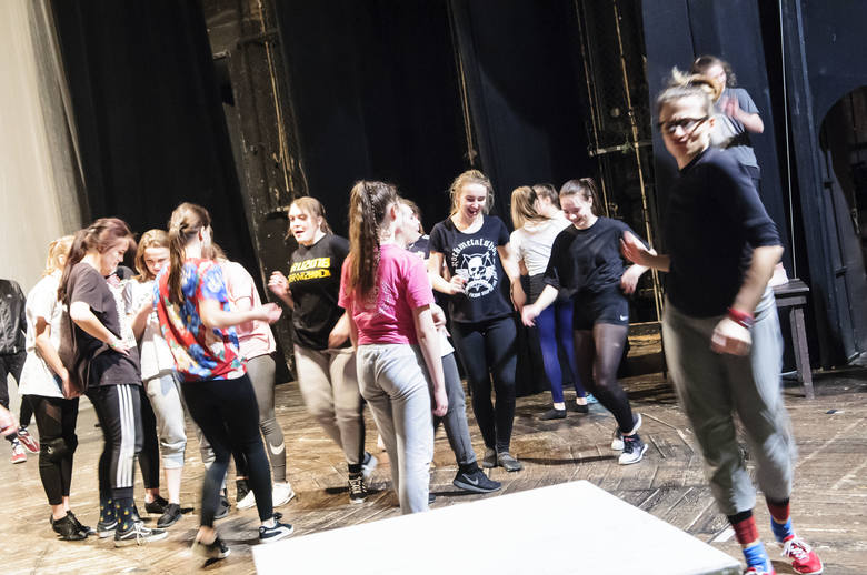 W najnowszym spektaklu "Kochaj i tańcz. 20 lat wcześniej" Teatr Osterwy w Gorzowie występuję 19 nastolatków. Grają u boku zawodowców.