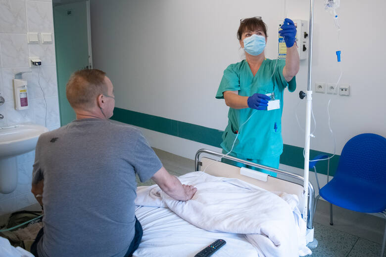 Ciągle w biegu, z nadmiarem obowiązków i brakiem rąk do pracy - tak obecnie wygląda praca pielęgniarek 
