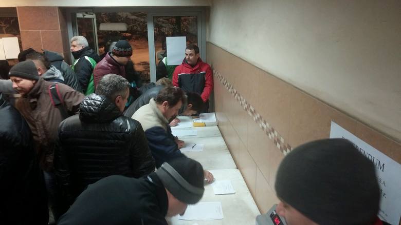 Referendum w JSW.<br /> Dziś w kopalniach Jastrzębskiej Spółki Węglowej rozpoczyna się referendum strajkowe, które potrwa do jutra. Górnicy oddają głosy na kartach i wrzucają do urn, ustawionych w pobliżu kopalnianych bram i cechowni. Na Jas-Mos głosowało już od rana 600 górników.