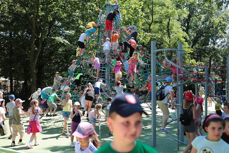Działa plac zabaw w parku miejskim w Skierniewicach