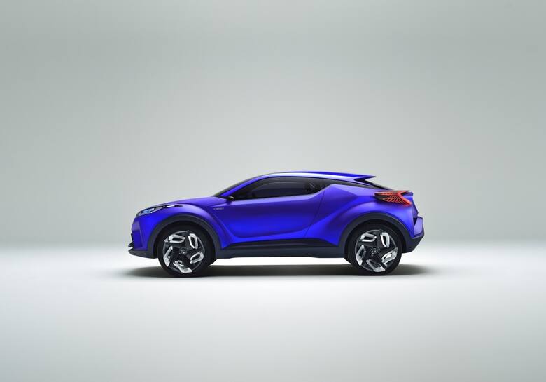 Pierwszy trzydrzwiowy C-HR Concept zadebiutował podczas salonu motoryzacyjnego w Paryżu w 2014 roku. Miał miękkie, opływowe kształty, kontrastujące z
