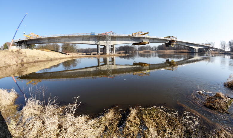 Most nad Odrą w Milsku ma długość ponad 360 metrów. Ma być oddany do użytku w połowie tego roku.