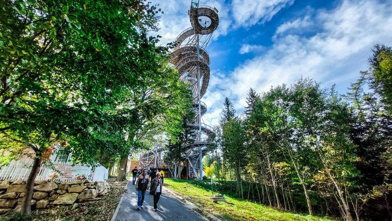 Znajduje się w Świeradowie-Zdroju i została wybudowana kilka lat temu. Z jej szczytu możemy podziwiać panoramę Sudetów. Wieża ma imponującą wysokość