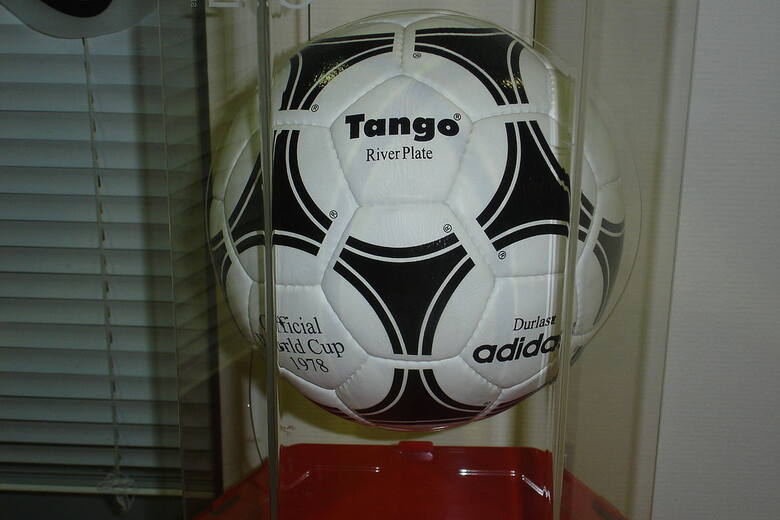 Tango, piłka używana na Mundialu w 1978 r. w Argentynie.